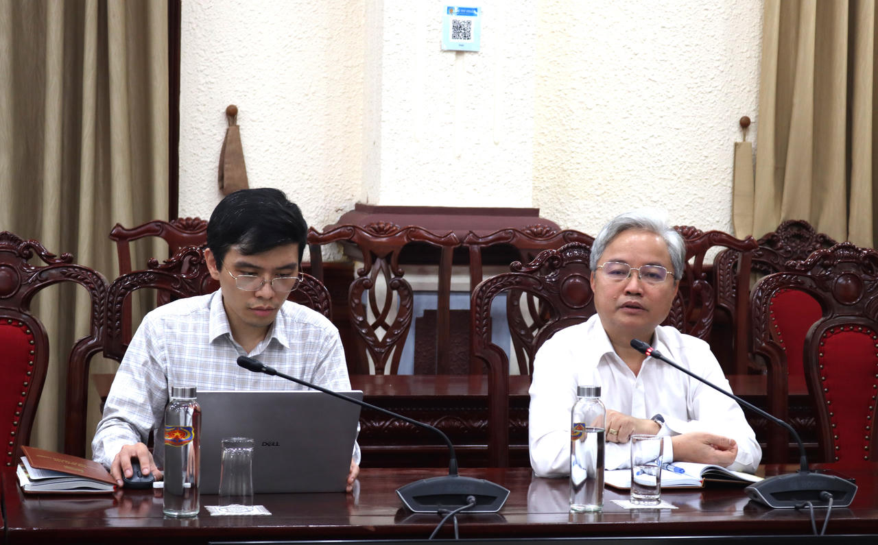 Phó Bí thư chuyên trách Đảng ủy Bộ Tư pháp Nguyễn Quang Thái (phải).