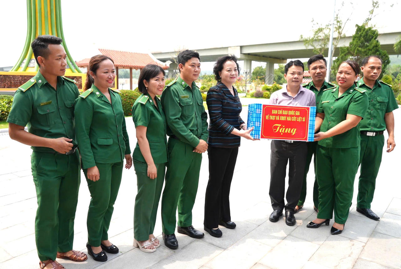 Phó Thủ tướng Chính phủ Phạm Thị Thanh Trà thăm hỏi, tặng quà cán bộ, nhân viên làm nhiệm vụ quản lý, chăm sóc Di tích lịch sử quốc gia Bến phà 2 Long Đại.