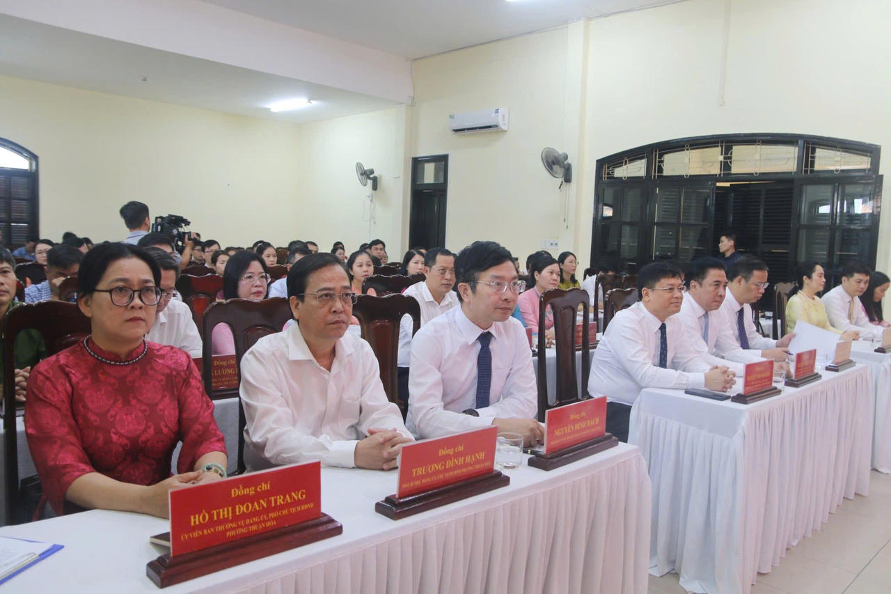 Hội nghị diễn ra trong không khí trang trọng.