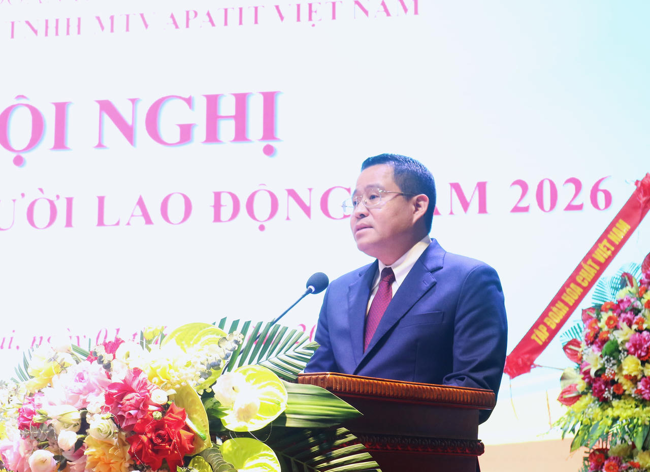 Ông Nguyễn Văn Đông, Bí thư Đảng ủy, Tổng Giám đốc Công ty TNHH MTV Apatit Việt Nam phát biểu tại hội nghị.