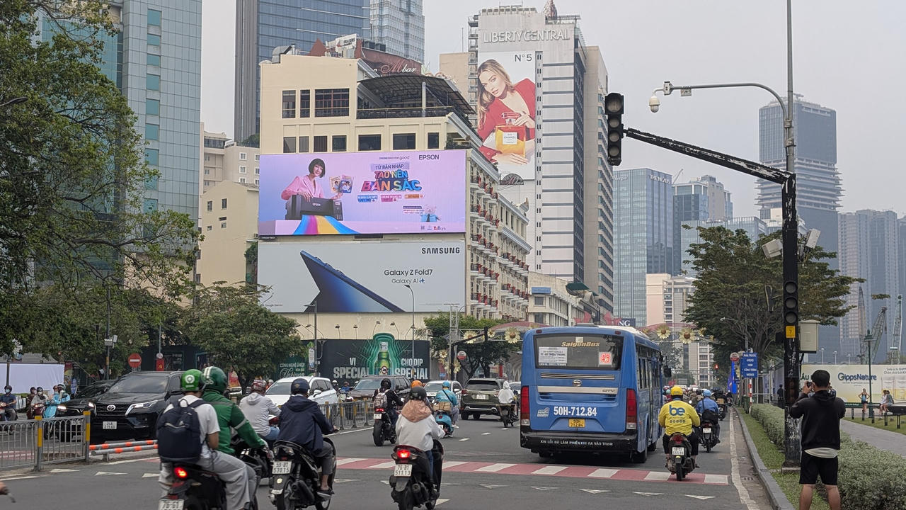 Các nhãn hàng đặt quảng cáo tại khu trung tâm TP Hồ Chí Minh.