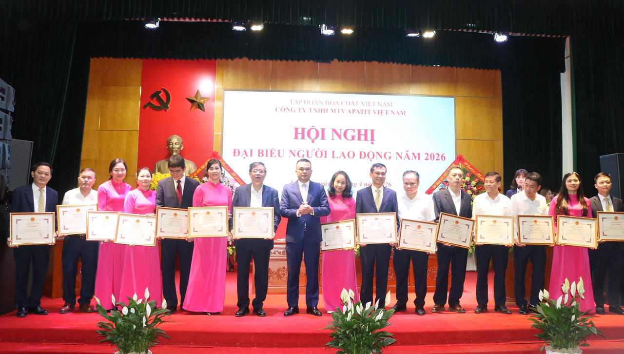 Trao Giấy khen của Tổng Giám đốc Tập đoàn Hóa chất Việt Nam cho các tập thể, cá nhân.