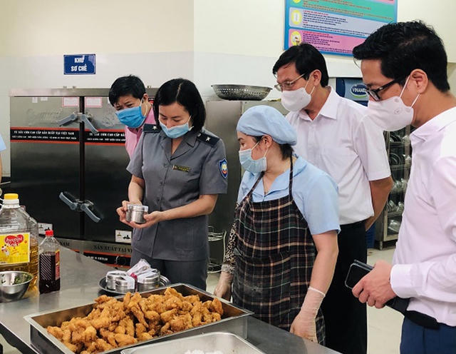 Bộ Y tế yêu cầu tăng cường kiểm tra thực phẩm tại các bếp ăn tập thể, bếp ăn trường học. (Ảnh minh hoạ)