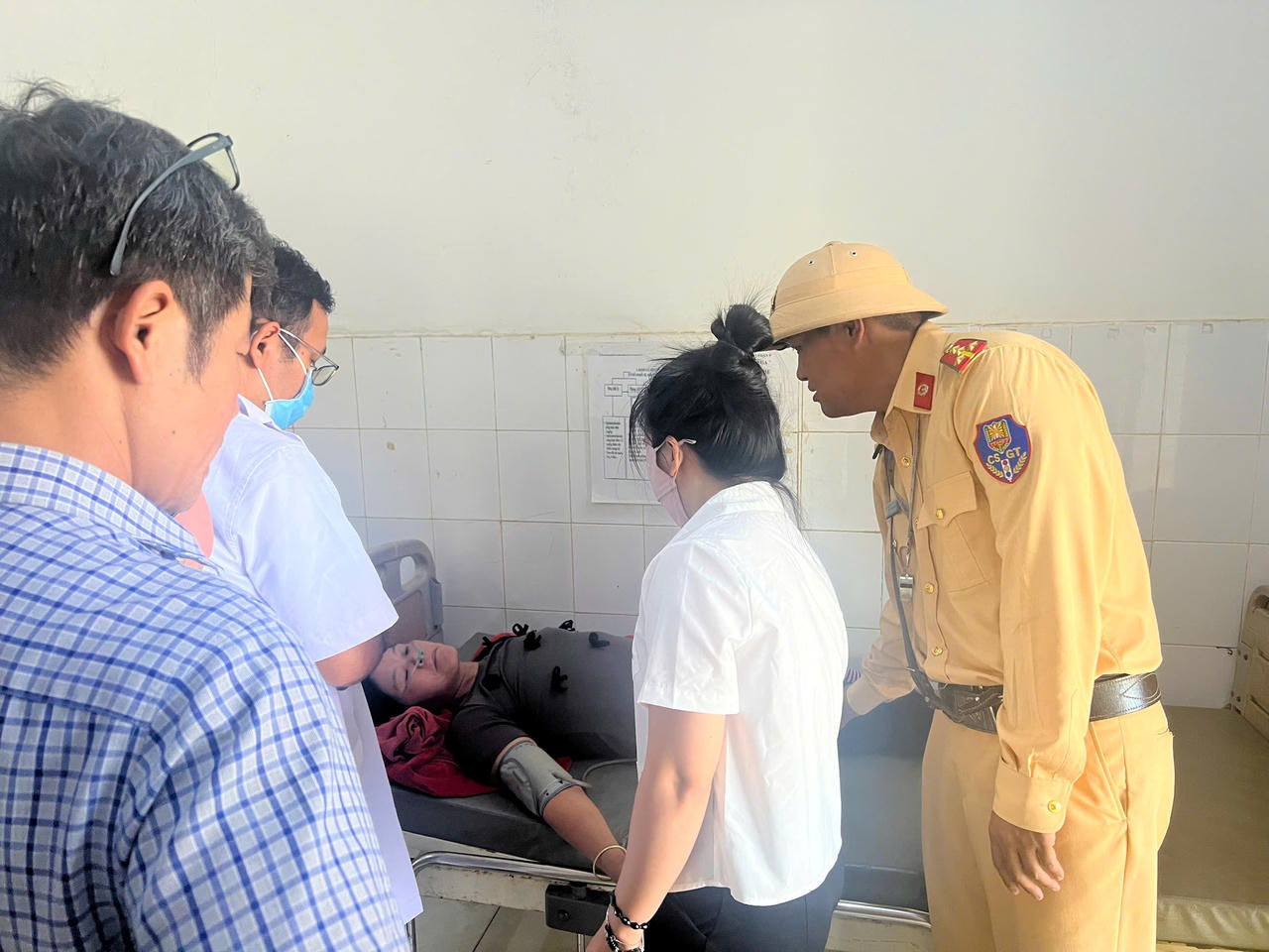 Lực lượng CSGT sử dụng xe đặc chủng đưa chị T đến cơ sở y tế để kiểm tra sức khỏe.