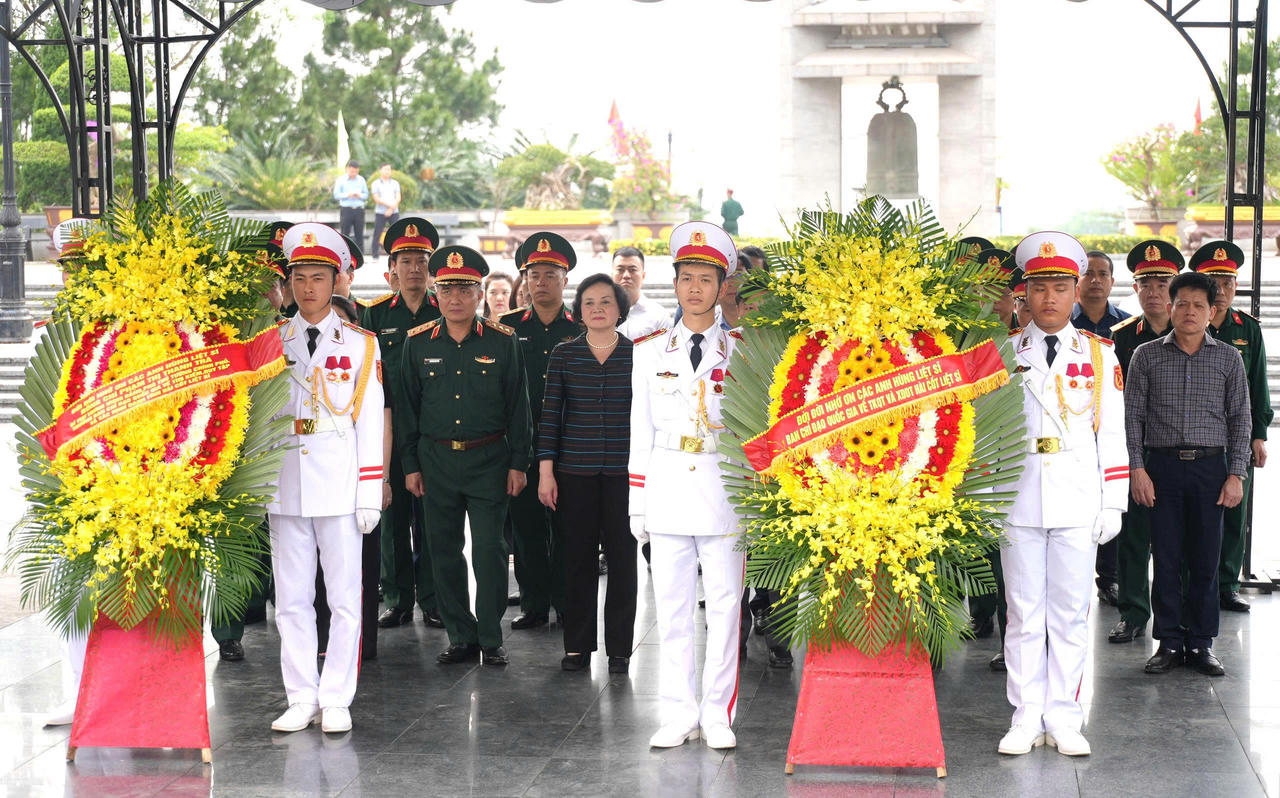 Đoàn đại biểu Ban chỉ đạo Quốc gia về tìm kiếm, quy tập và xác định danh tính hài cốt liệt sĩ dâng hoa tại Nghĩa trang liệt sĩ Quốc gia Đường 9.