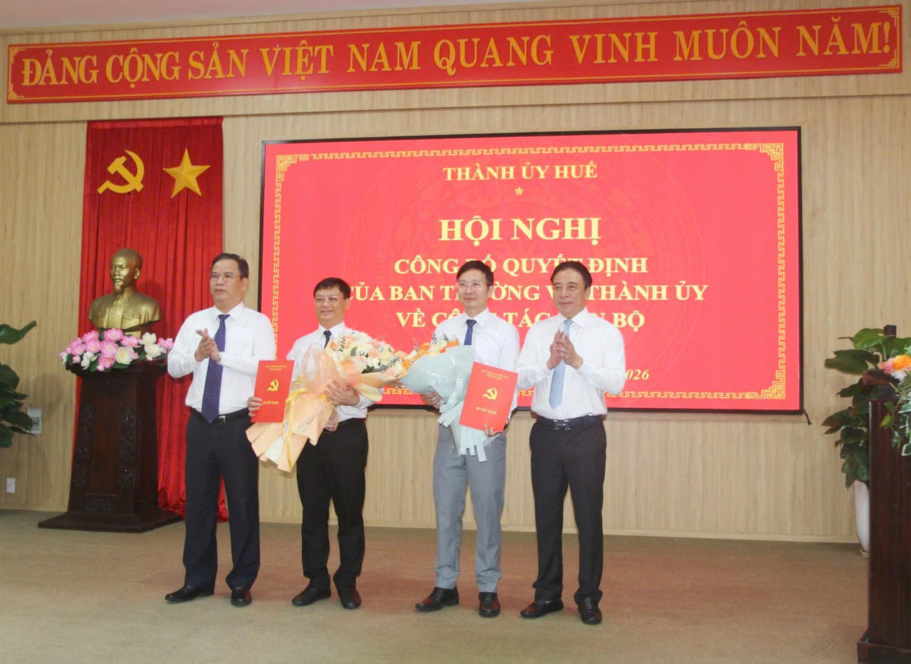 Ông Bình cùng ông Bách nhận quyết định từ ông Phạm Đức Tiến và ông Nguyễn Khắc Toàn.