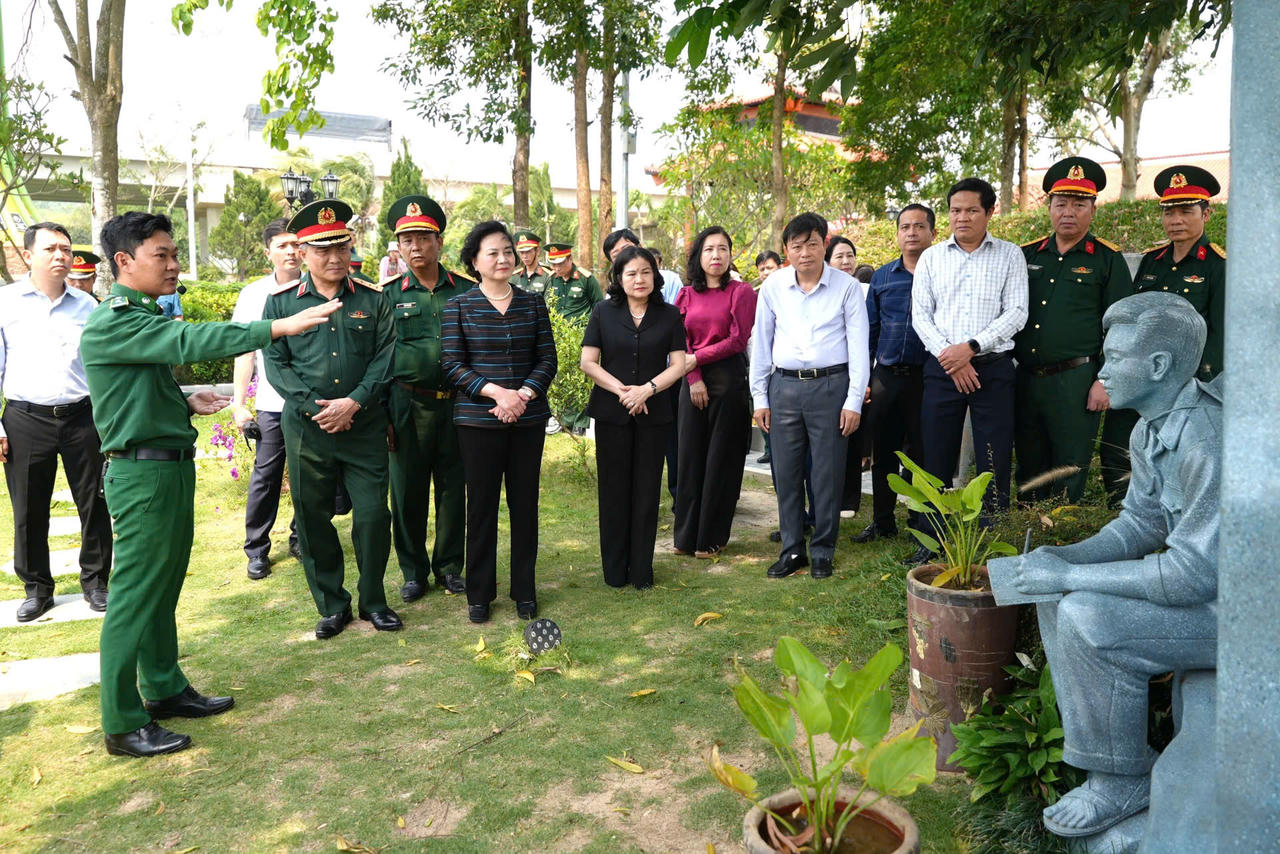 Đoàn đại biểu nghe giới thiệu về Di tích lịch sử quốc gia Bến phà 2 Long Đại, xã Trường Ninh, tỉnh Quảng Trị.