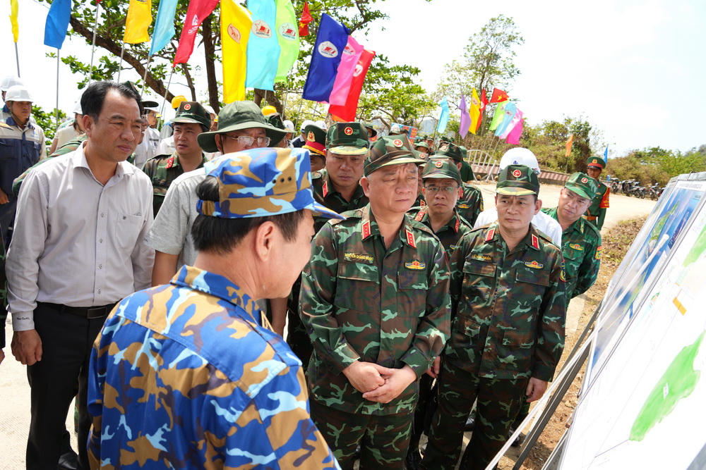 Thứ trưởng Bộ Quốc phòng kiểm tra các công trình trọng điểm tại đảo Hòn Khoai