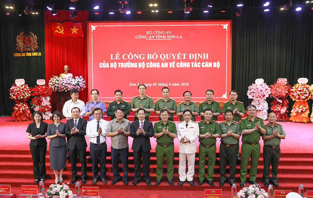 Các đại biểu chụp ảnh lưu niệm tại Lễ công bố Quyết định của Bộ trưởng Bộ Công an về công tác cán bộ. (Ảnh: CA Sơn La)