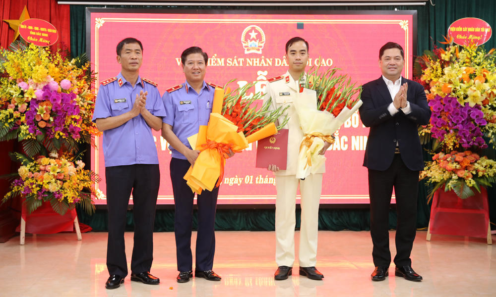 Ông&nbsp;Nguyễn Hồng Thái và ông Nguyễn Duy Giảng tặng hoa chúc mừng ông Phạm Hải Anh và ông Đoàn Anh Phương.