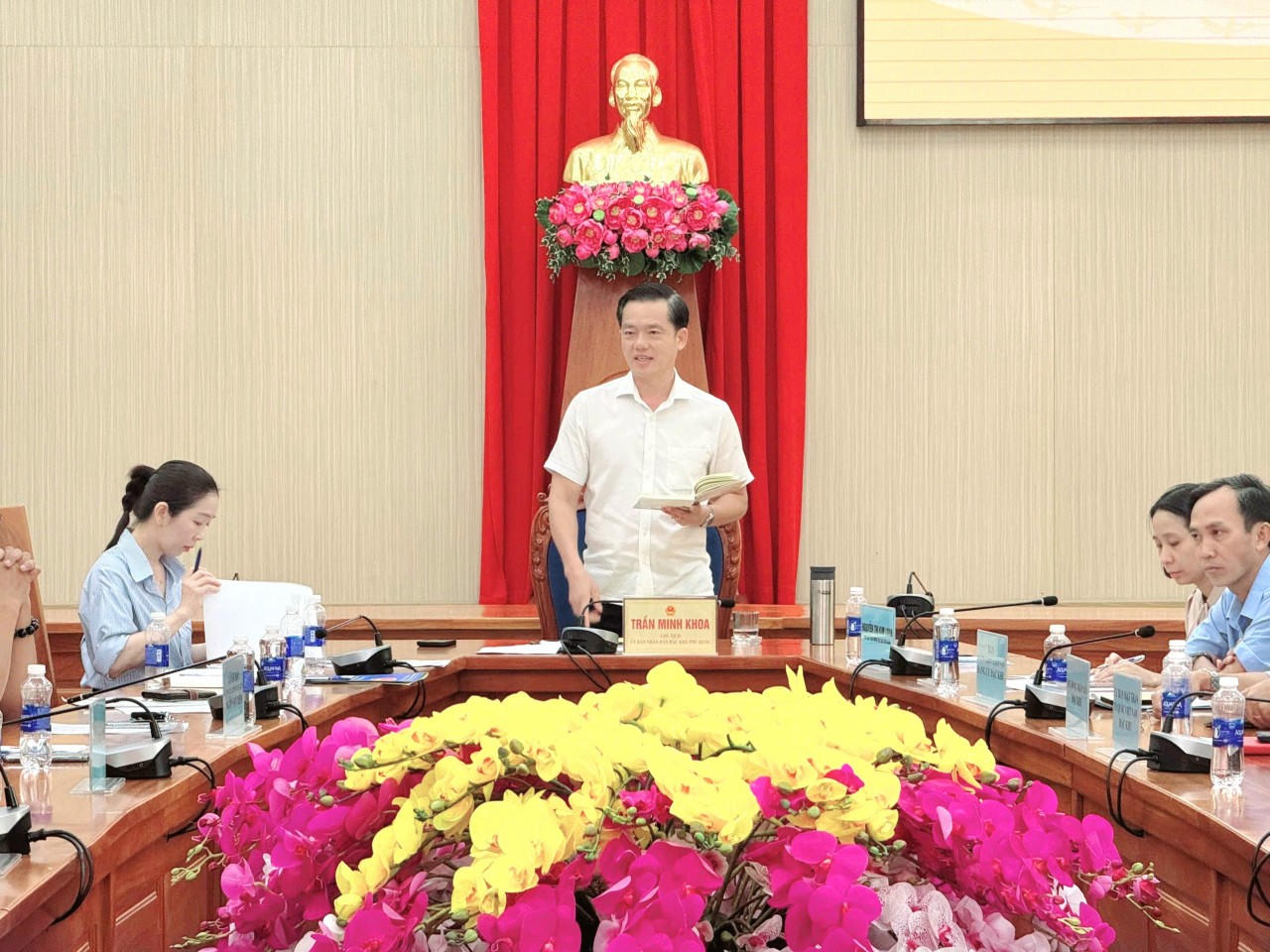 Chủ tịch đặc khu Phú Quốc, tỉnh An Giang đối thoại và lắng nghe tâm tư tiểu thương chợ đêm Bạch Đằng