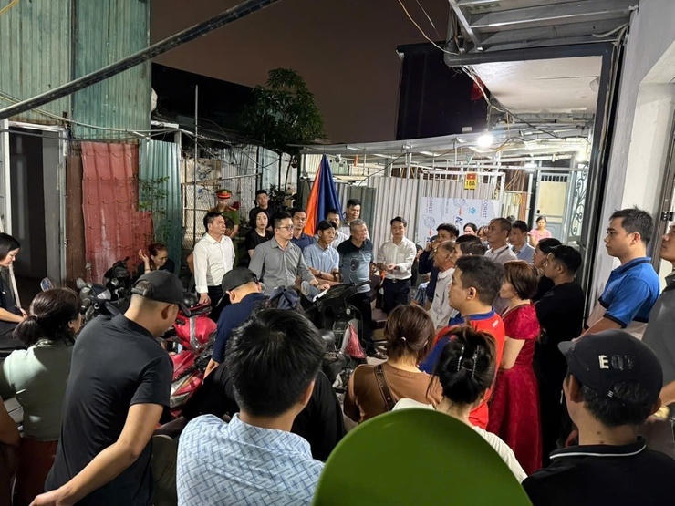 Người dân trao đổi với cán bộ phường về chính sách bồi thường, hỗ trợ và tái định cư.