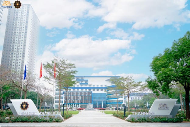 Khuôn viên xanh mát, khoáng đạt tạo môi trường học tập năng động cho sinh viên nhà trường 