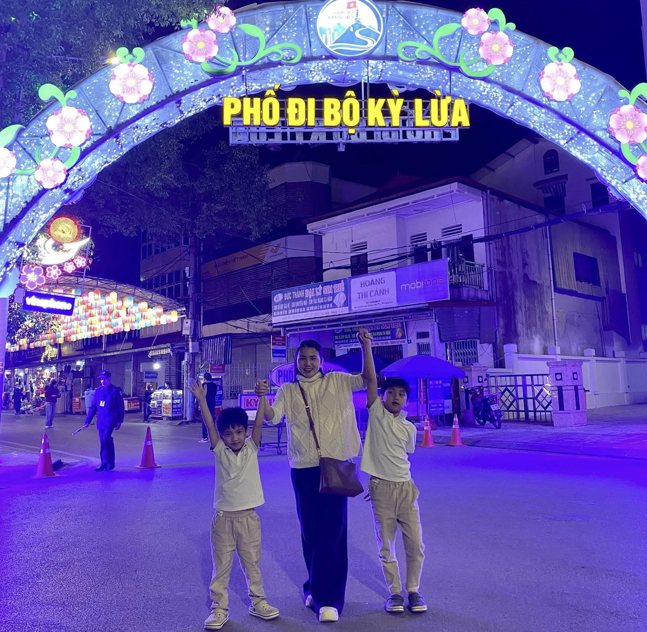 Khách du lịch thăm qua tại phố đi bộ Kỳ lừa. (Ảnh: Lê Hanh)