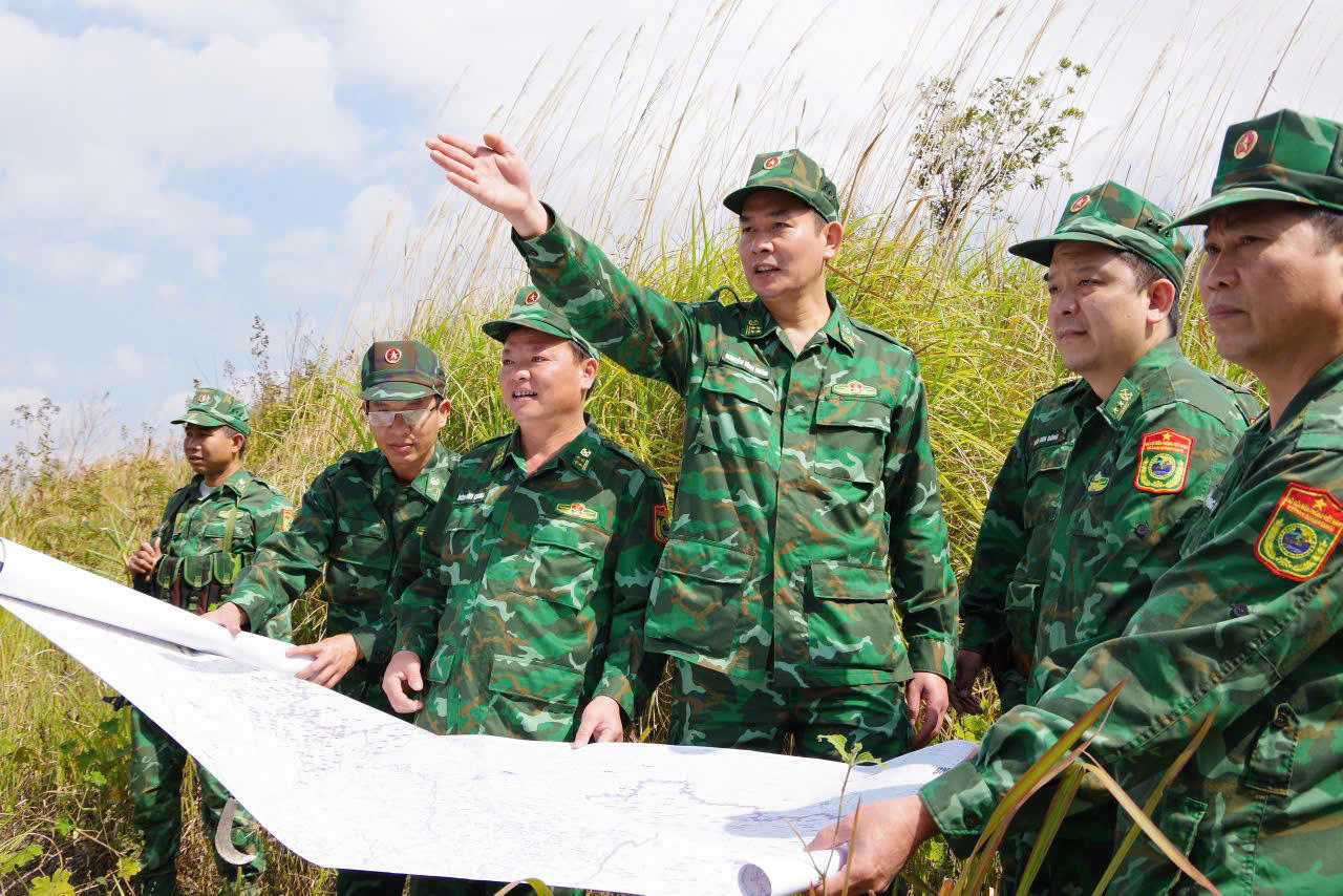 Giữ biên từ gốc - Kỳ 2: “Người thầy áo lính”