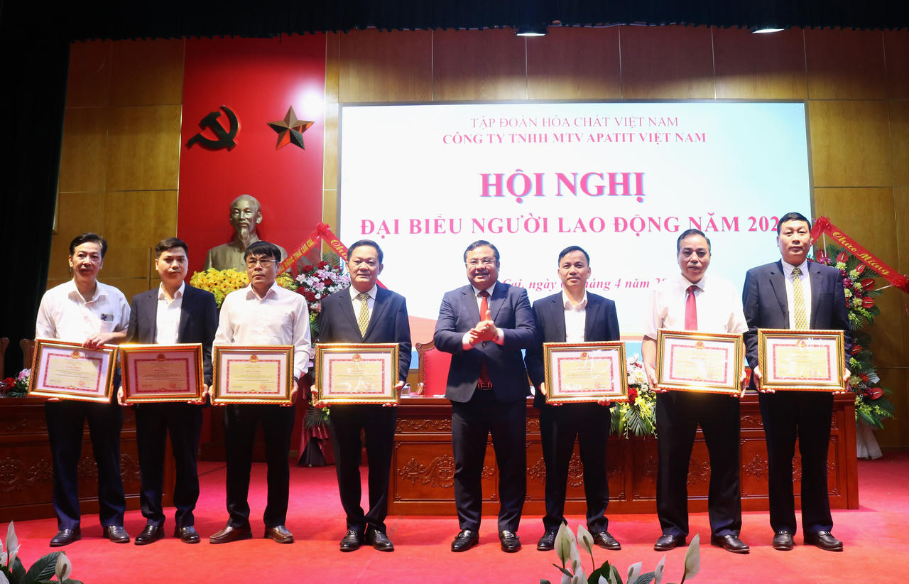 Lãnh đạo Tập đoàn Hóa chất Việt Nam trao Bằng khen của Bộ Tài chính cho 7 cá nhân có thành tích xuất sắc.