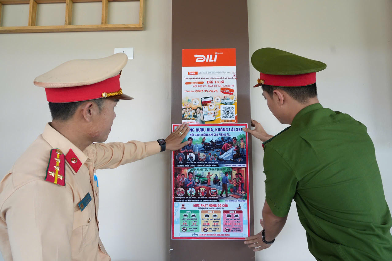 Lực lượng CSGT phối hợp Công an cơ sở treo pano, áp phích tuyên truyền về tác hại của rượu bia khi tham gia giao thông tại các điểm công cộng, góp phần nâng cao ý thức chấp hành pháp luật cho người dân.