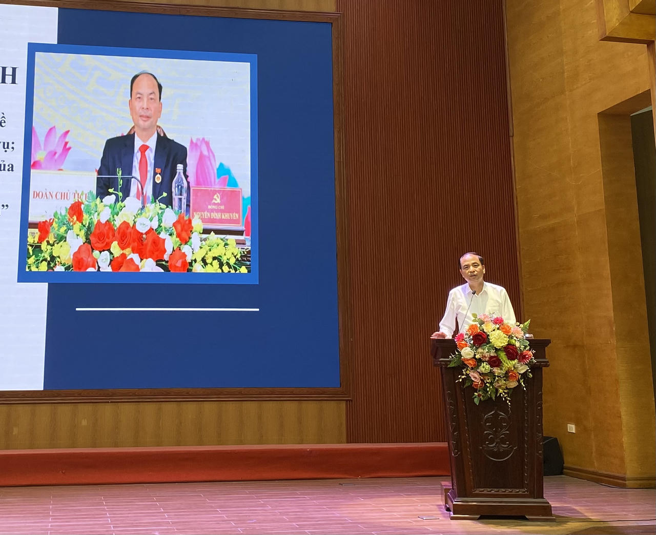 Đồng chí Nguyễn Đình Khuyến - Bí thư Đảng ủy, Chủ tịch HĐND phường Tây Hồ phát biểu tại buổi triển khai thực hiện Chỉ thị 09-CT/TU. (Ảnh: PV)