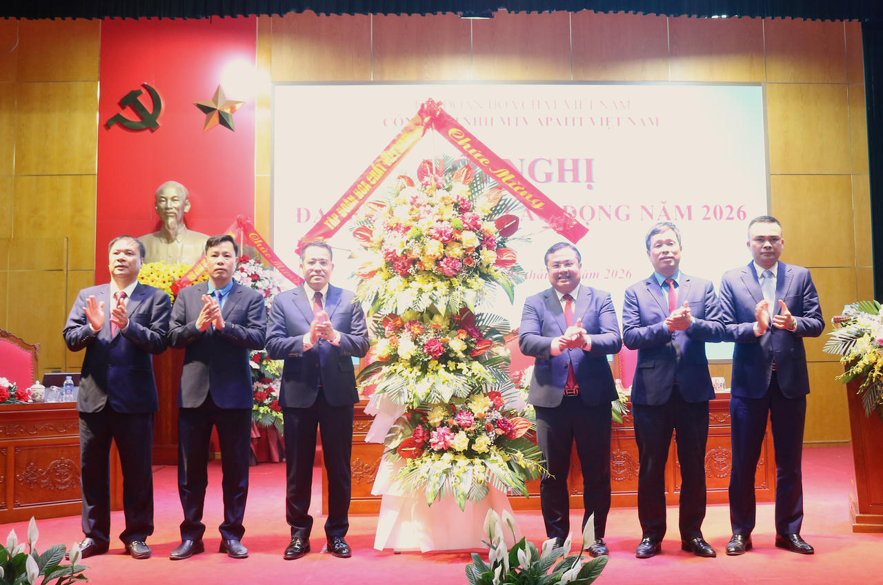 Lãnh đạo Tập đoàn Hóa chất Việt Nam tặng hoa chúc mừng.