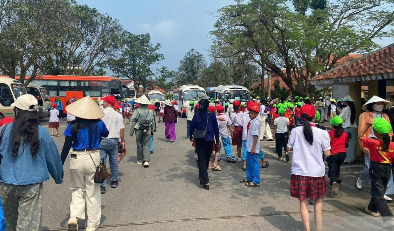 Khu di tích&nbsp;quốc gia đặc biệt Đại thi hào Nguyễn Du được rất nhiều trường học trên địa bàn và các tỉnh lân cận lựa chọn để học sinh tham quan trải nghiệm.