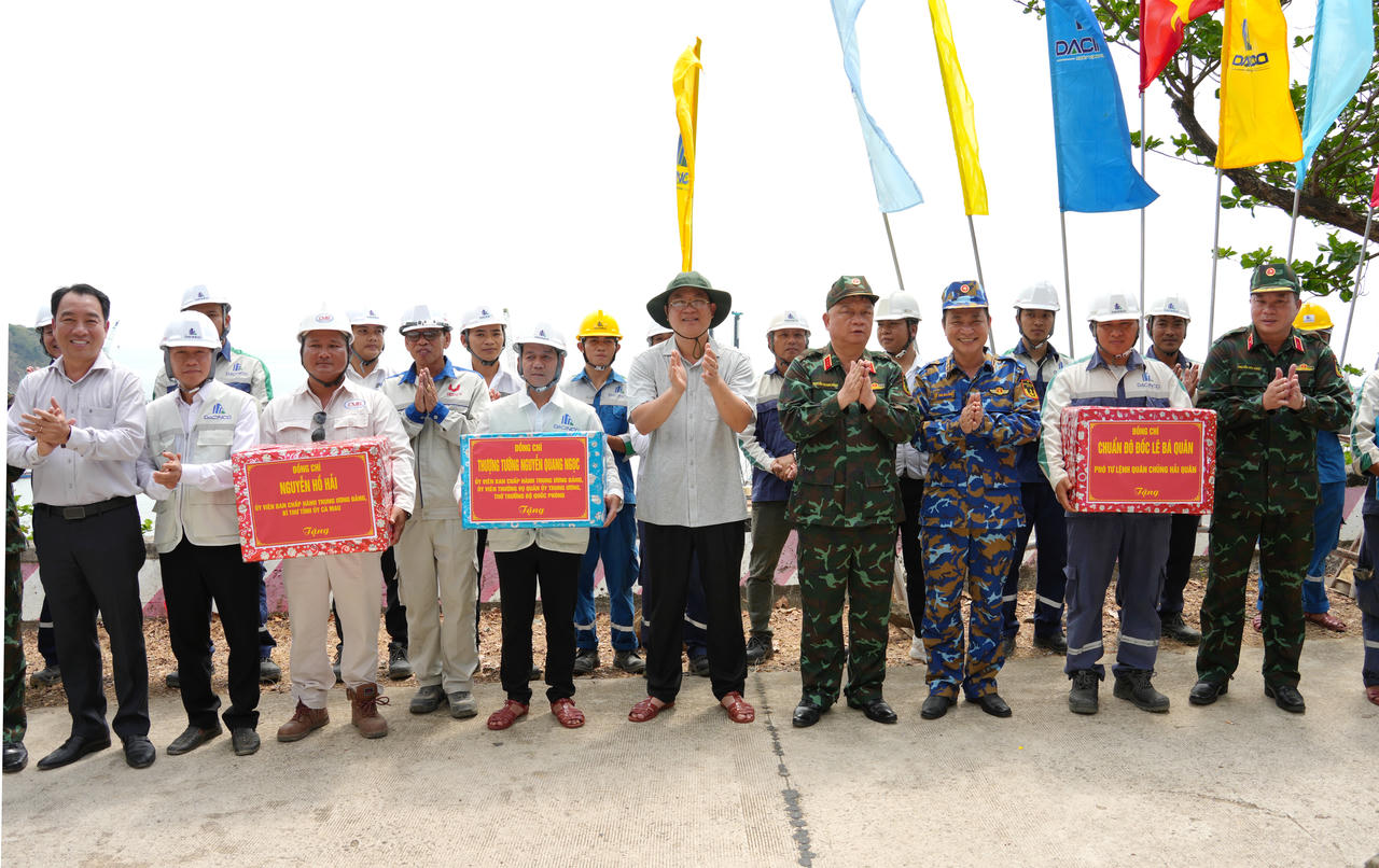 Thượng tướng Nguyễn Quang Ngọc và ông Nguyễn Hồ Hải, ông Lữ Quang Ngời (bên trái) thăm hỏi, tặng quà các lực lượng làm nhiệm vụ trên đảo.