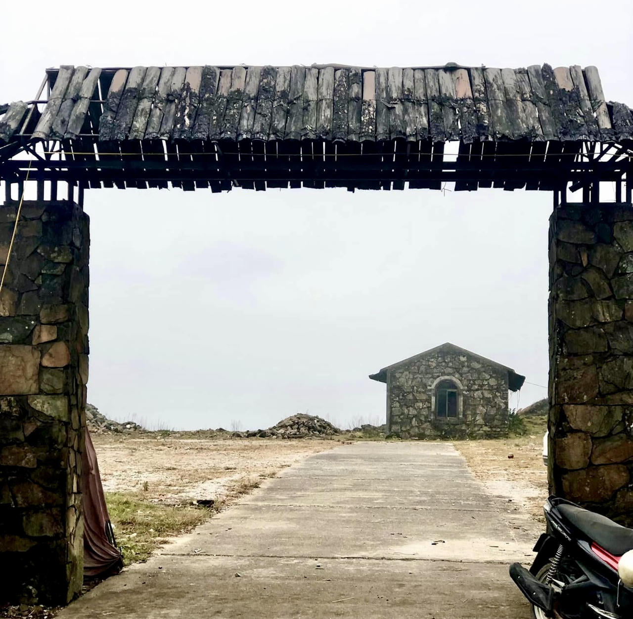 Kiến trúc Pháp cổ trên đỉnh Mẫu Sơn. (Ảnh: Lê Hanh)