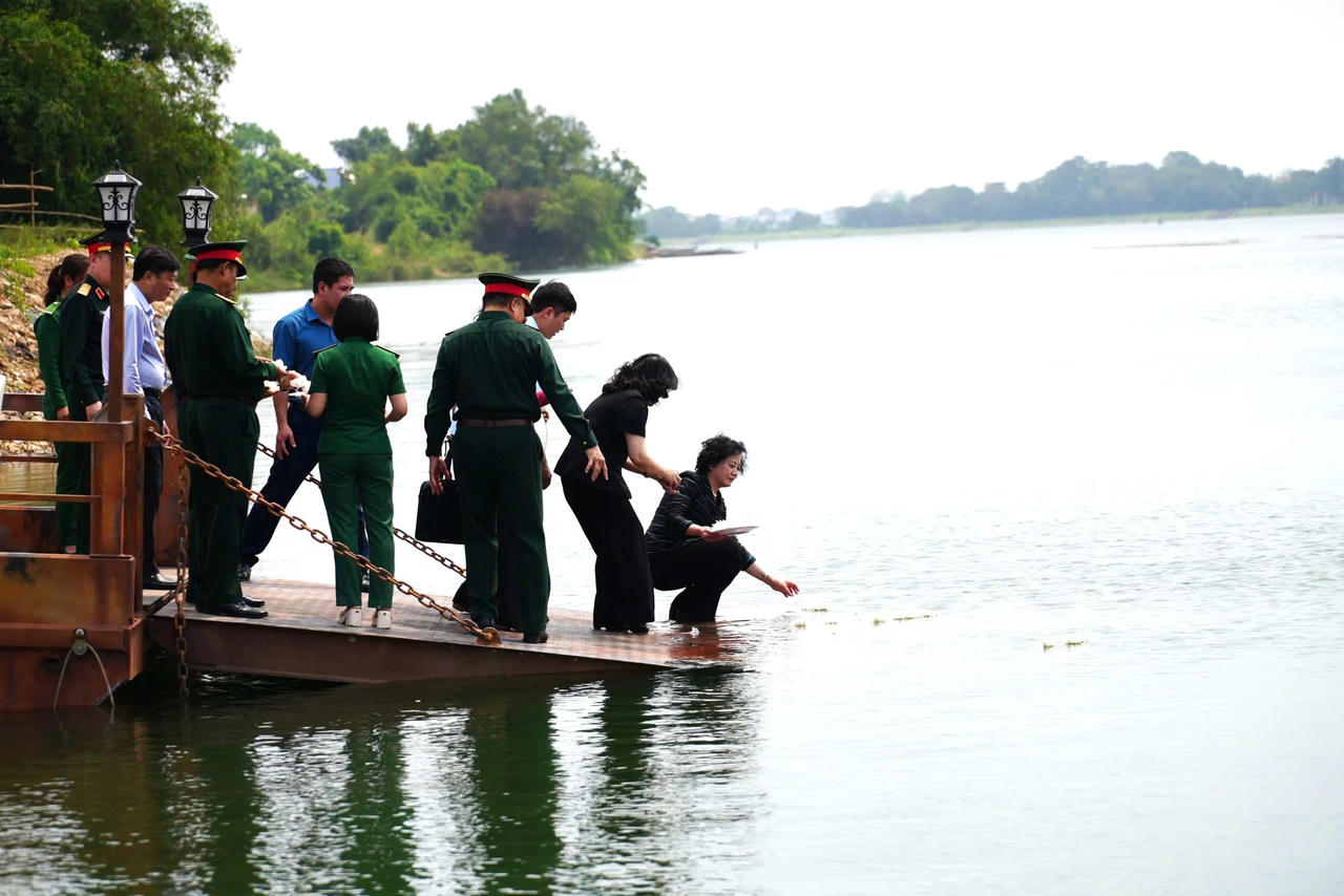 Phó Thủ tướng Chính phủ Phạm Thị Thanh Trà cùng đoàn công tác Trung ương, thực hiện nghi thức thả hoa trên sông Long Đại, tri ân các Anh hùng liệt sĩ.