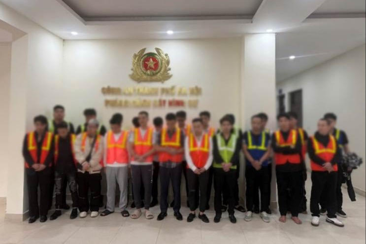  Khởi tố 26 người ở Hà Nội bán bóng cười cho khách