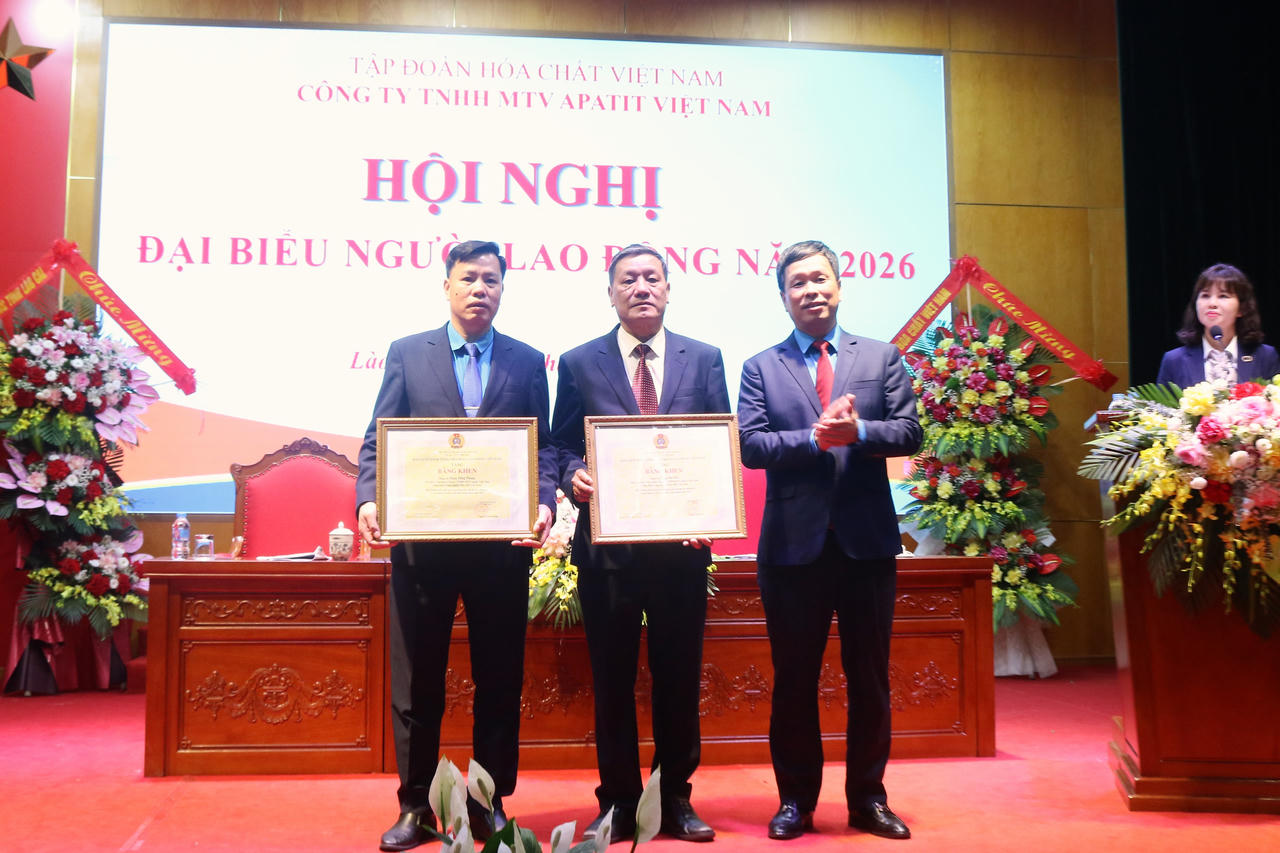 Trao Bằng khen của Tổng Liên đoàn Lao động Việt Nam cho 2 cá nhân có thành tích xuất sắc.