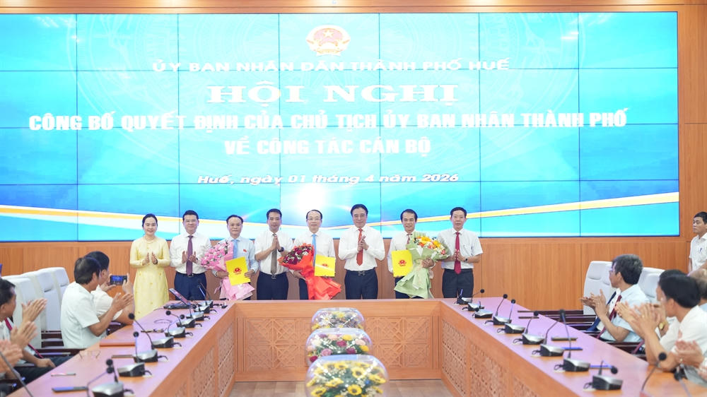 UBND TP Huế công bố các quyết định về nhân sự