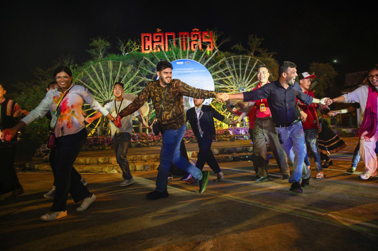 Du khách Ấn Độ hòa mình trải nghiệm bản sắc văn hóa ở Lào Cai. (Ảnh: CTV)