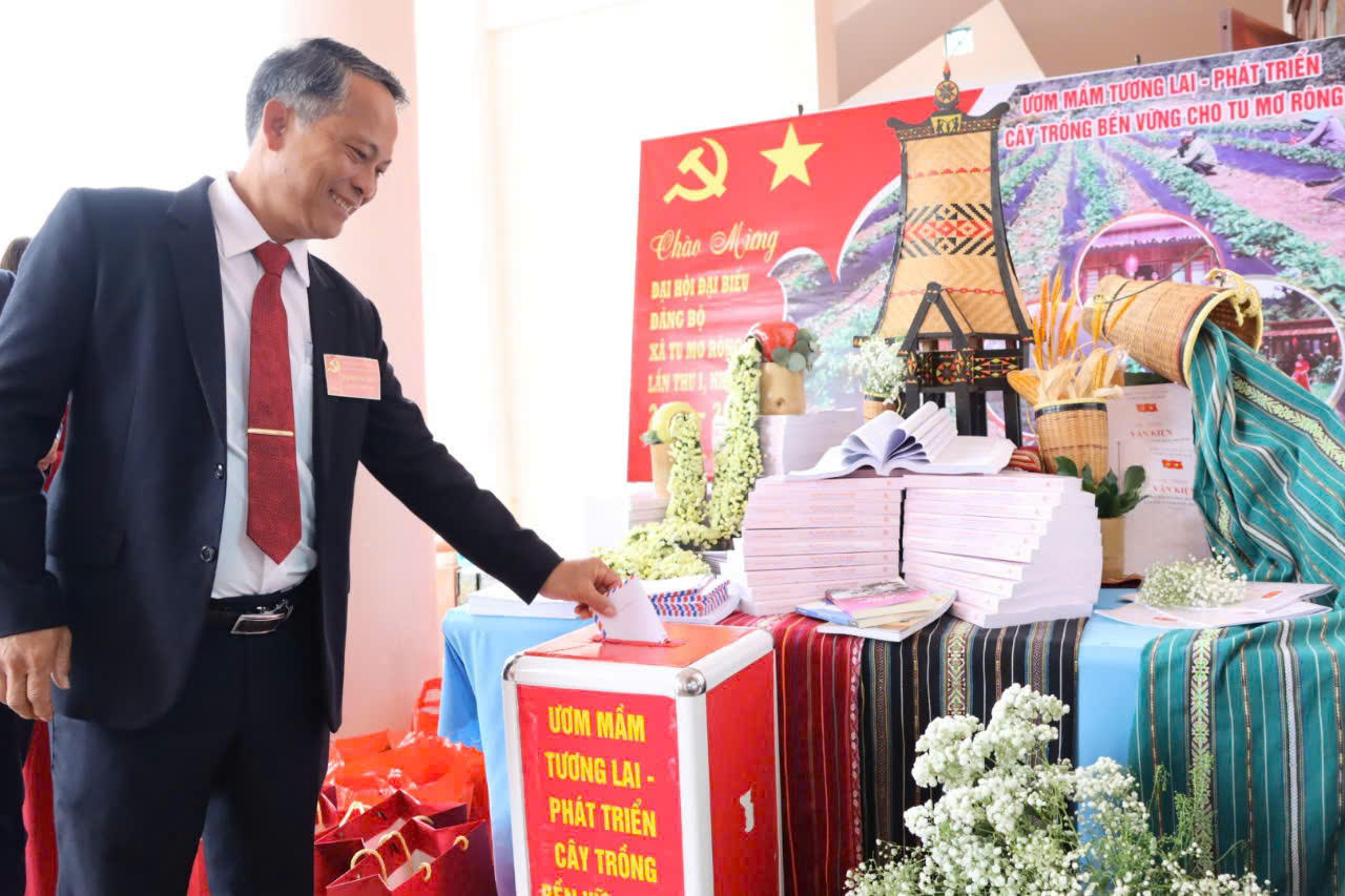 Lãnh đạo xã Tu Mơ Rông tham gia ủng hộ chương trình “Ươm mầm tương lai”, chung tay gây quỹ phát triển cây trồng bền vững cho đồng bào Xơ Đăng. 