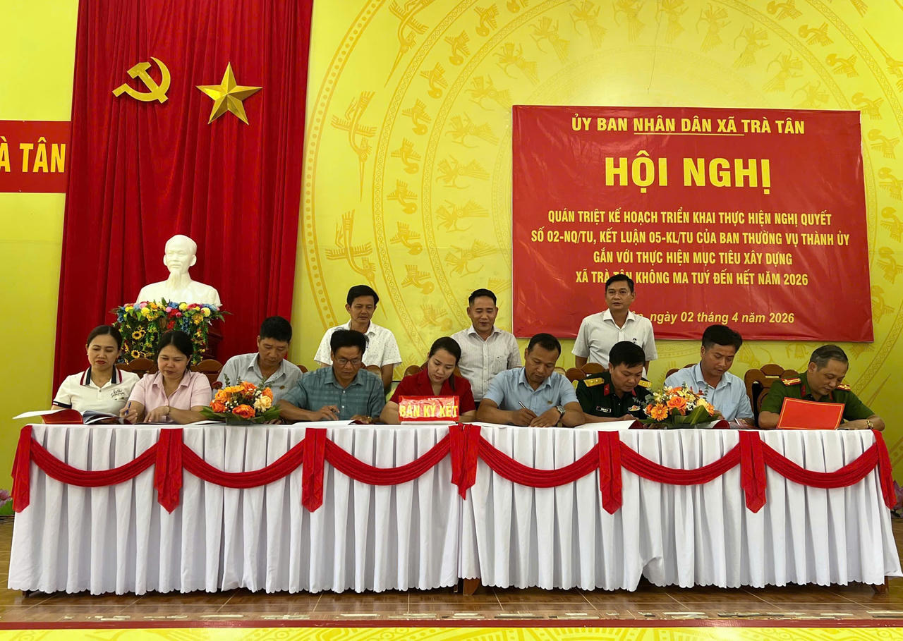 Các thôn, đơn vị, đoàn thể xã Trà Tân ký cam kết quyết tâm không để ma túy len vào bản làng.&nbsp;