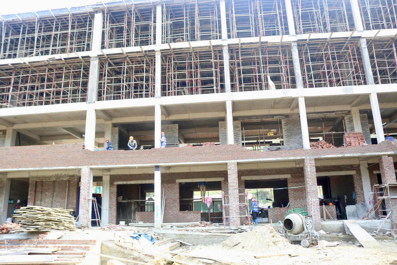 Trên công trường, máy móc hoạt động hết công suất, công nhân chia ca làm việc nhằm bảo đảm tiến độ đã đề ra.