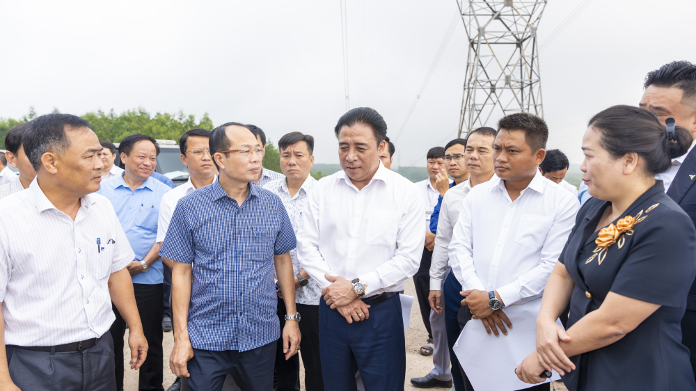 Chủ tịch UBND thành phố Nguyễn Khắc Toàn trao đổi với các đơn vị, địa phương về công tác giải phóng mặt bằng và tiến độ thực hiện dự án.