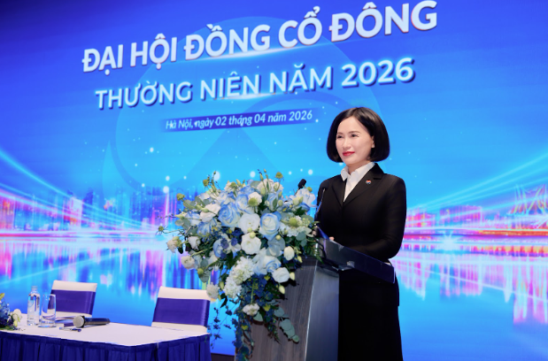Chủ tịch Bùi Thị Thanh Hương chia sẻ với cổ đông tại Đại hội.