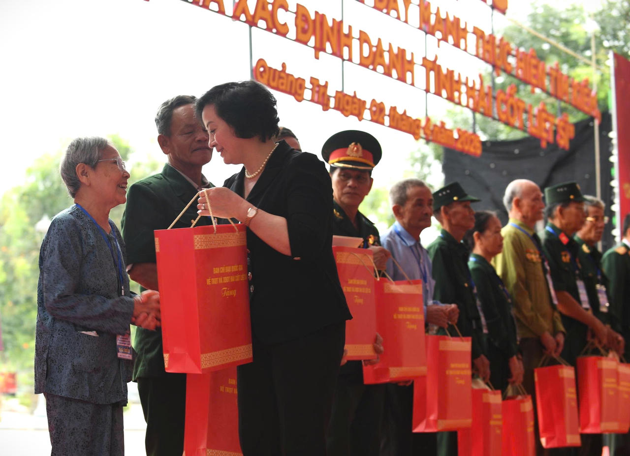 Phó Thủ tướng Phạm Thị Thanh Trà tặng quà gia đình chính sách.