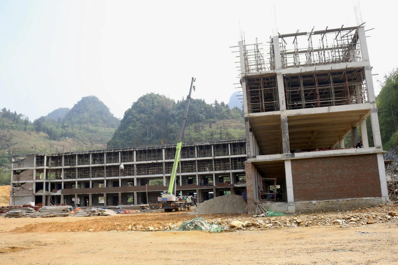 Việc đẩy nhanh tiến độ thi công không chỉ nhằm bảo đảm đưa công trình vào sử dụng đúng thời gian dự kiến, mà còn thể hiện sự quyết tâm của các đơn vị liên quan trong việc nâng cao chất lượng hạ tầng giáo dục tại vùng cao. Qua đó, tạo nền tảng quan trọng để phát triển nguồn nhân lực, thúc đẩy kinh tế - xã hội địa phương trong thời gian tới.