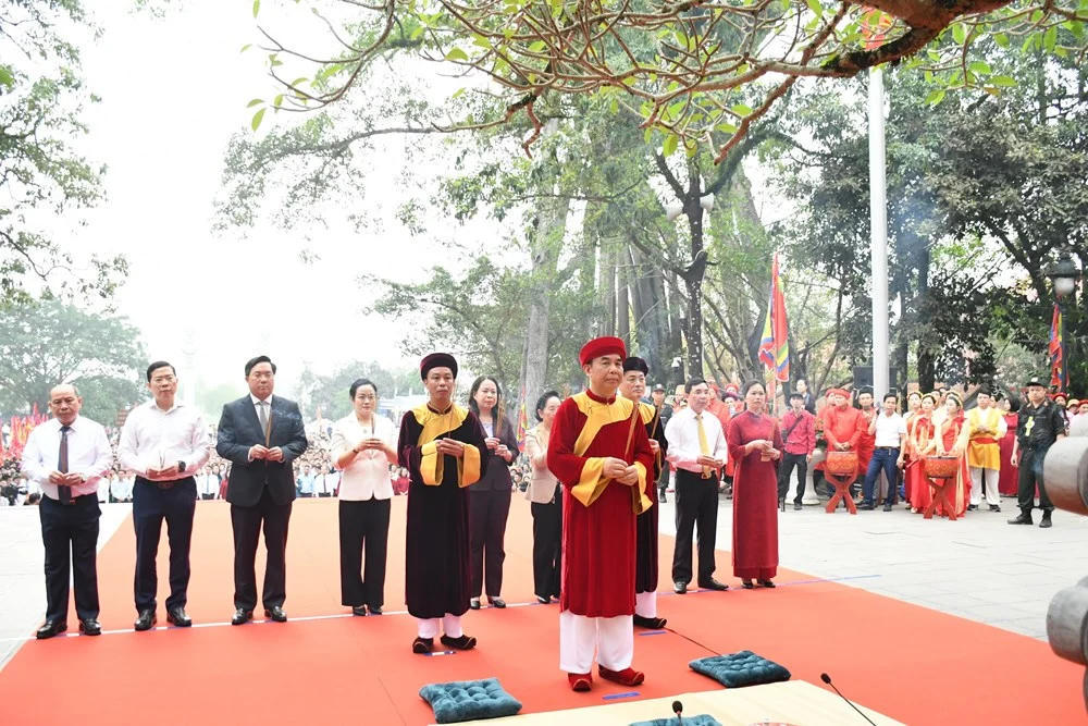 Lãnh đạo tỉnh Phú Thọ dâng hương Quốc Mẫu.