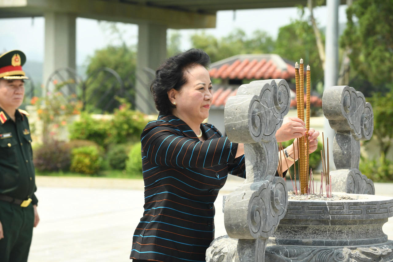 Phó Thủ tướng Chính phủ Phạm Thị Thanh Trà dâng hương tại Khu Di tích Quốc gia đặc biệt Thành cổ Quảng Trị.