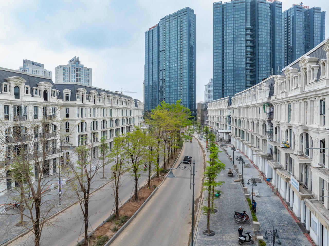 Những tuyến phố sầm uất với hàng trăm dinh thự và shop villas hàng hiệu đang thành hình giữa Ciputra với nhiều tiện ích độc quyền như hầm riêng tư đa công năng, giao thông ngầm kín đáo, định hình những tọa độ thượng lưu tại tâm điểm Tây Hồ Tây (Ảnh: Noble Palace Tay Ho)