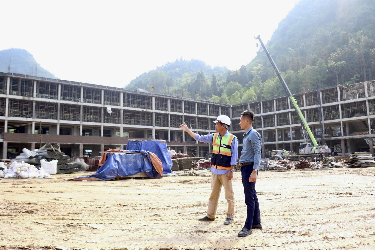 Trao đổi với phóng viên, ông Hoàng Cung Sơn – Chỉ huy trưởng công trình cho biết, nhà thầu đang huy động toàn bộ máy móc, thiết bị, nhân lực và nguồn vật tư để phục vụ thi công.