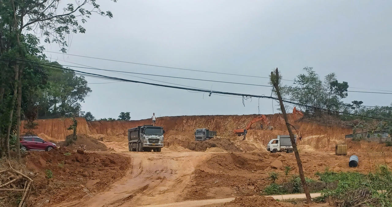 Đoàn xe chở đất có dấu hiệu quá tải tại xã Tam Dương Bắc. (Ảnh chụp ngày 1/4)