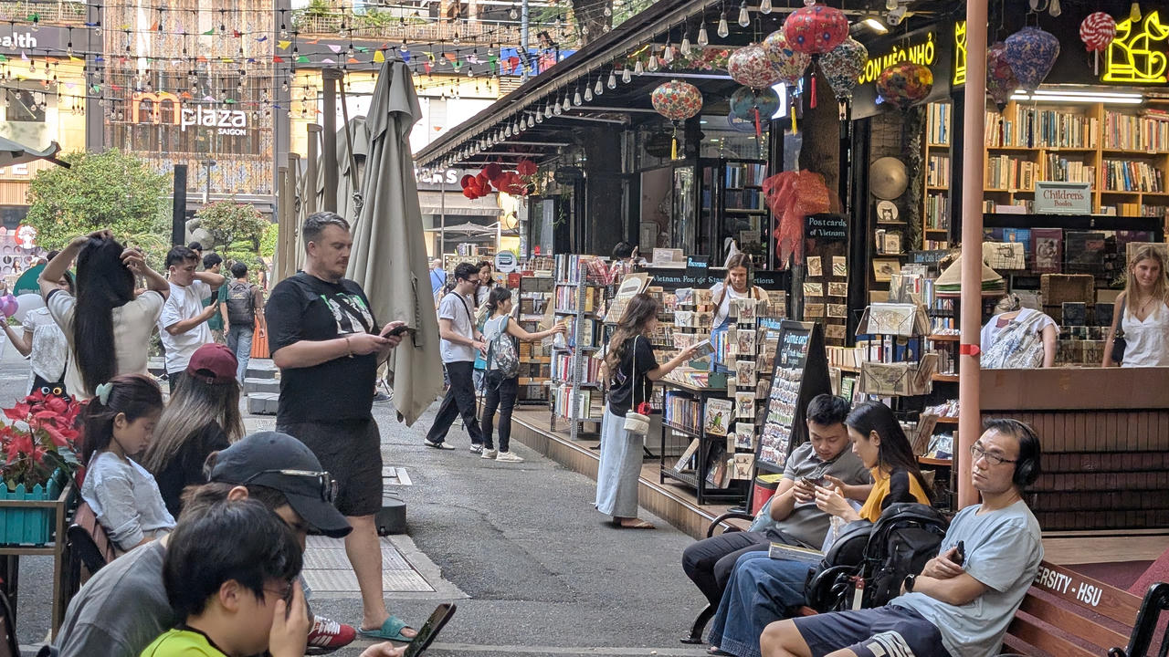 Mọi quyết sách đều phải hướng tới mục tiêu là không ngừng nâng cao đời sống của nhân dân, bảo vệ cao nhất lợi ích quốc gia, dân tộc...