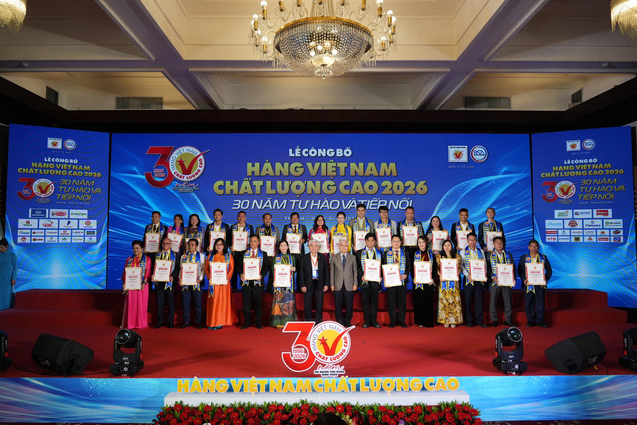 Đại diện các doanh nghiệp nhận Chứng nhận Hàng Việt Nam chất lượng cao do người tiêu dùng bình chọn năm 2026.