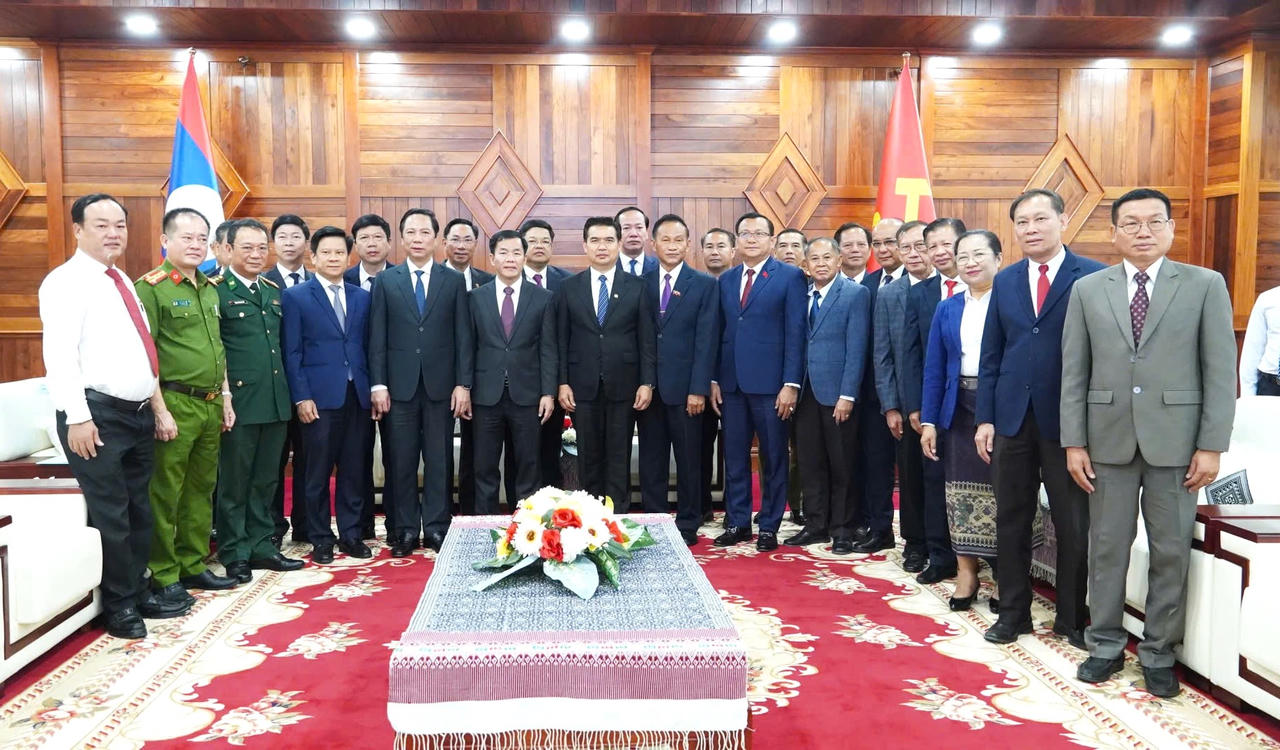 Đại biểu hai tỉnh Quảng Trị và Khăm Muồn chụp ảnh lưu niệm.