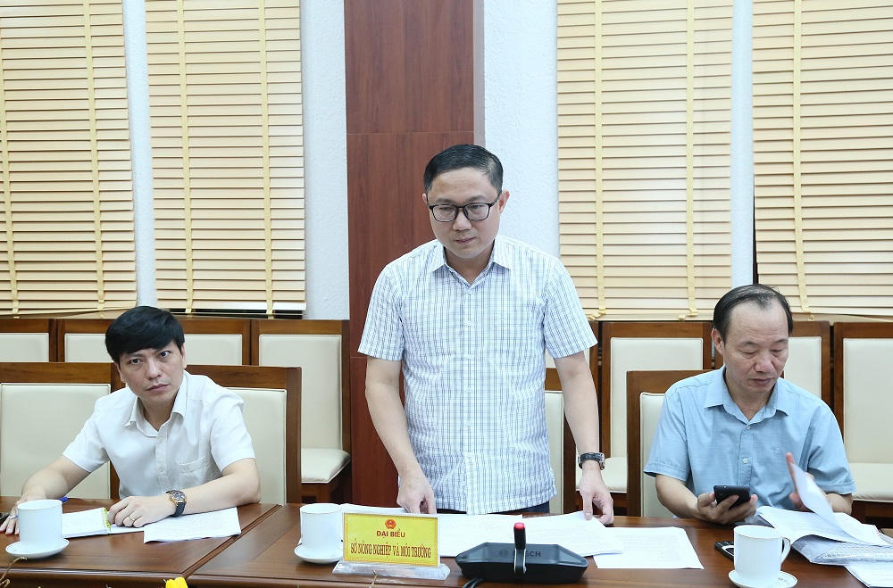 Lãnh đạo Sở Nông nghiệp và Môi trường báo cáo tại cuộc họp.