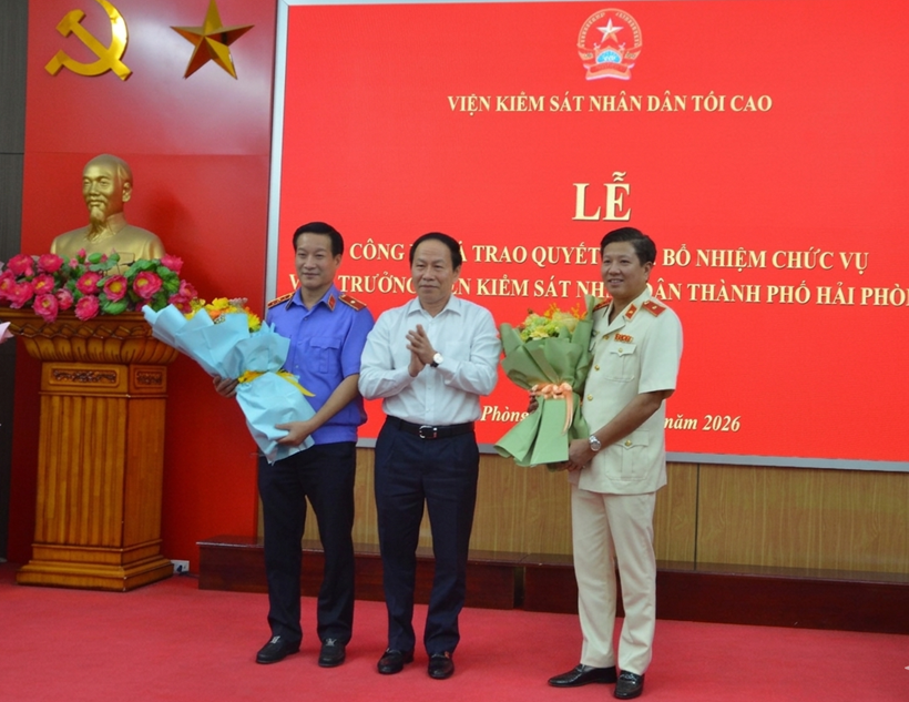 Ông Lê Tiến Châu, Ủy viên Trung ương Đảng, Bí thư Thành ủy, Trưởng Đoàn đại biểu Quốc hội TP Hải Phòng tặng hoa chúc mừng ông Nguyễn Hoàng Dương - tân Viện trưởng VKSND tỉnh Hưng Yên  và ông Đoàn Anh Phương - tân Viện trưởng VKSND TP Hải Phòng.