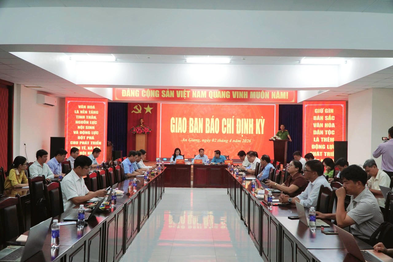 Quang cảnh buổi giao ban báo chí định kỳ tháng 4/2026.