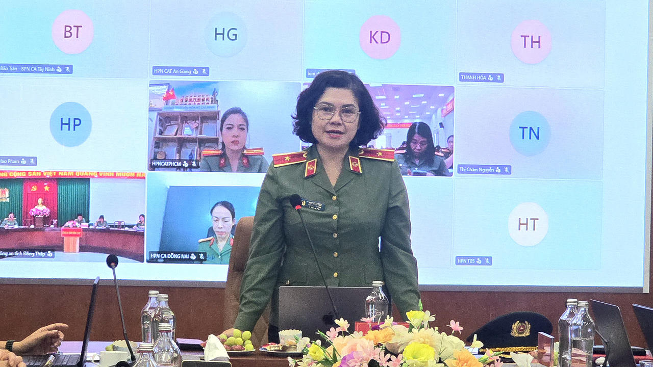 Thiếu tướng Ngô Hoài Thu, Uỷ Viên Ban Thường vụ, Phó Cục trưởng Cục Công tác chính trị, Uỷ viên Ban Chấp hành Trung ương Hội Liên hiệp Phụ nữ Việt Nam, Trưởng ban Phụ nữ CAND.